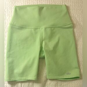 Alo Yoga 7” High-Waist Biker Short - Neon Lime